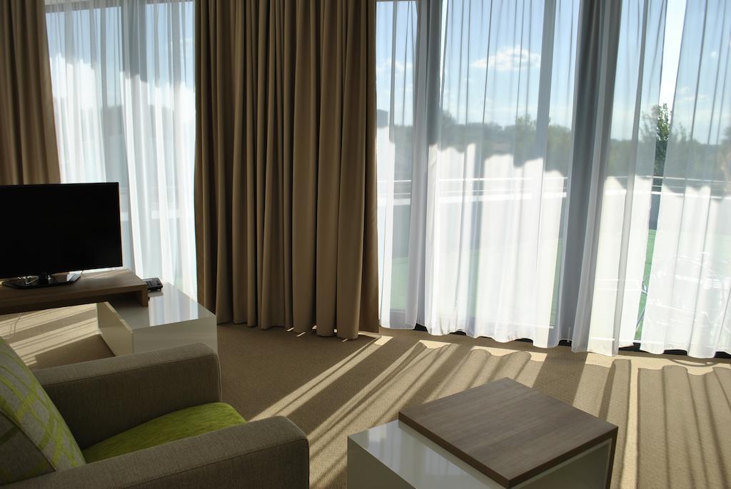 Hotel Golf Jezera Ostrožská Nová Ves Zewnętrze zdjęcie
