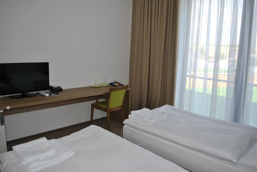 Hotel Golf Jezera Ostrožská Nová Ves Zewnętrze zdjęcie