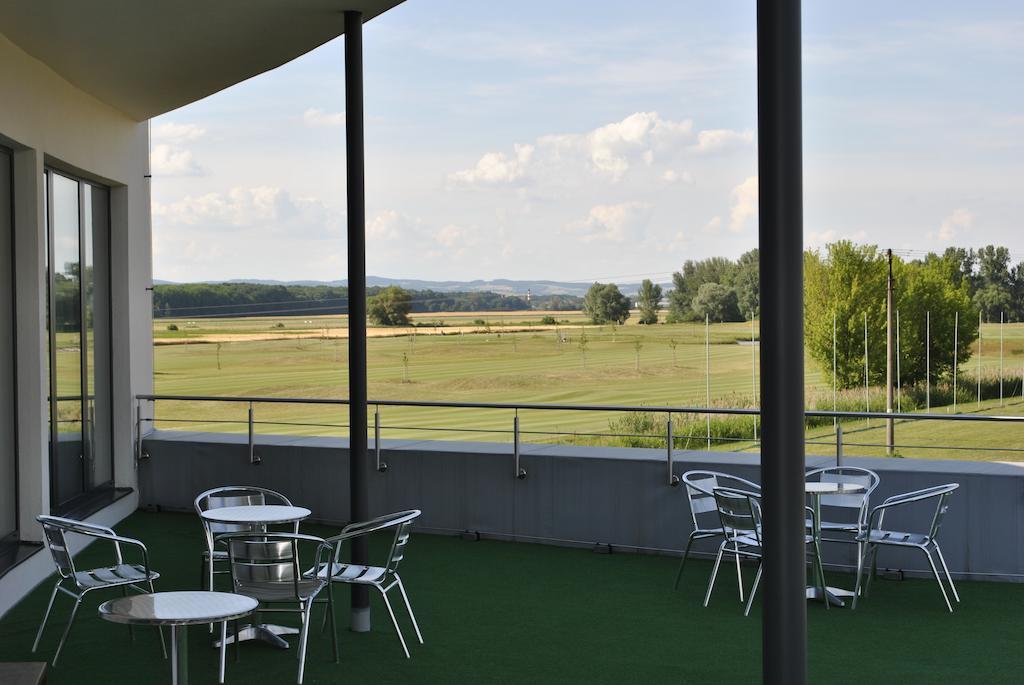 Hotel Golf Jezera Ostrožská Nová Ves Zewnętrze zdjęcie