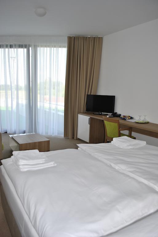 Hotel Golf Jezera Ostrožská Nová Ves Zewnętrze zdjęcie
