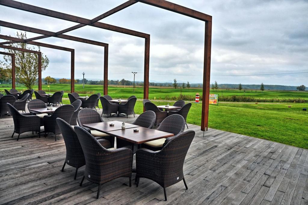 Hotel Golf Jezera Ostrožská Nová Ves Zewnętrze zdjęcie