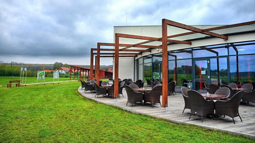 Hotel Golf Jezera Ostrožská Nová Ves Zewnętrze zdjęcie