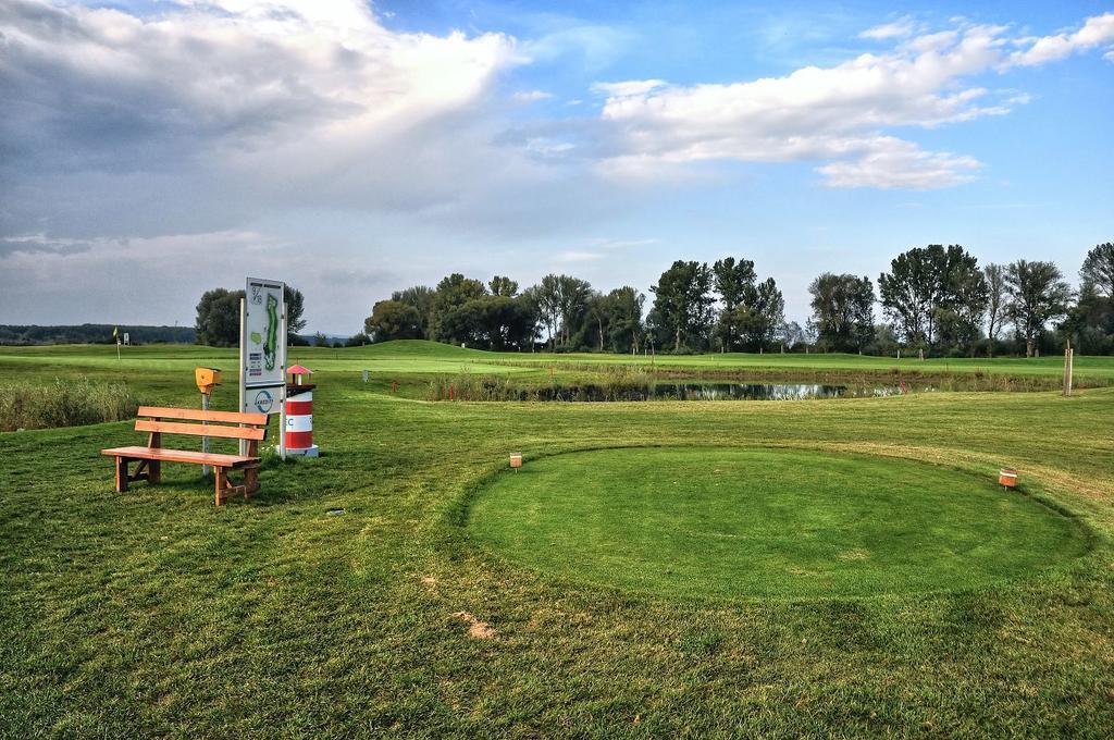 Hotel Golf Jezera Ostrožská Nová Ves Zewnętrze zdjęcie