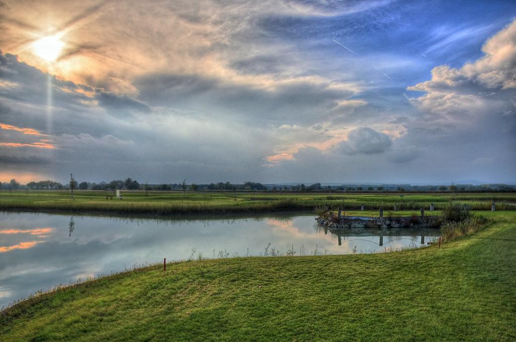 Hotel Golf Jezera Ostrožská Nová Ves Zewnętrze zdjęcie