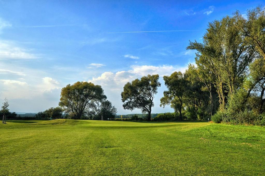 Hotel Golf Jezera Ostrožská Nová Ves Zewnętrze zdjęcie